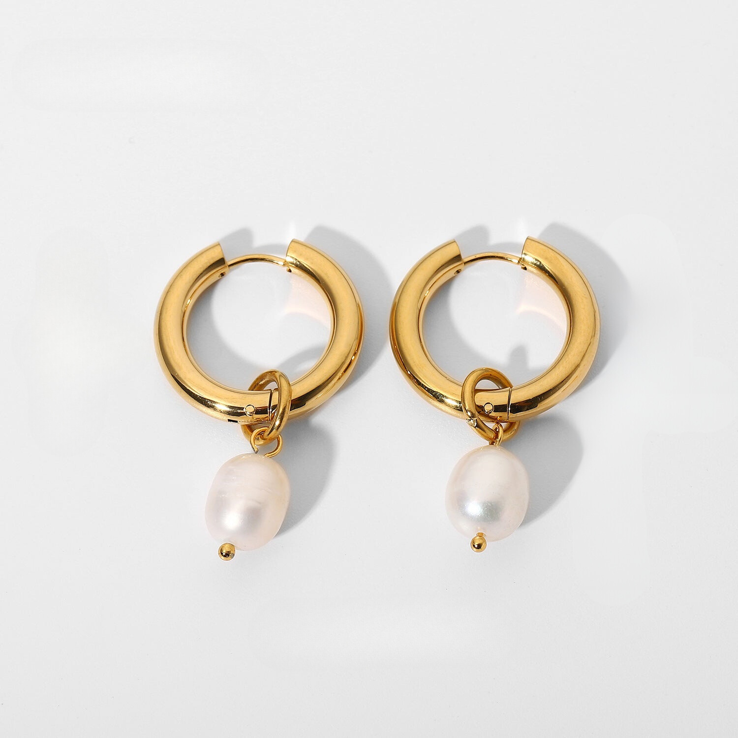 pearlhoopearring.png